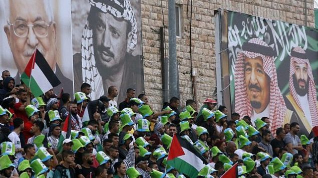 هواداران فلسطینی فوتبال در استادیوم برای تماشای مسابقات مقدماتی جام جهانی ۲۰۲۲ آسیا میان فلسطینیان و عربستان سعودی در شهر الرام، کرانه باختری، ۱۵ اکتبر ۲۰۱۹ صف کشیده اند. (HAZEM BADER/AFP) هواداران فلسطینی فوتبال در استادیوم برای تماشای مسابقات مقدماتی جام جهانی ۲۰۲۲ آسیا میان فلسطینیان و عربستان سعودی در شهر الرام، کرانه باختری، ۱۵ اکتبر ۲۰۱۹ صف کشیده اند. (HAZEM BADER/AFP)