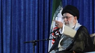 تصویر: علی خامنه ای، ولی فقیه ایران حین سخنرانی در مراسم سی-اُمین سالگرد مرگ روح الله خمینی بنیانگزار انقلاب اسلامی، در آرامگاه وی در حومه تهران، ایران، ۴ ژوئن ۲۰۱۹.
(Office of the Iranian Supreme Leader via AP) تصویر: علی خامنه ای، ولی فقیه ایران حین سخنرانی در مراسم سی-اُمین سالگرد مرگ روح الله خمینی بنیانگزار انقلاب اسلامی، در آرامگاه وی در حومه تهران، ایران، ۴ ژوئن ۲۰۱۹.
(Office of the Iranian Supreme Leader via AP)