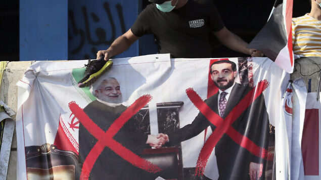 تصویر: یکی از معترضین در حال پرتاب کفش به پوستری از رهبر بازوی فرامرزی سپاه پاسداران انقلاب ایران، یا نیروی قدس، سرلشگر قاسم سلیمانی طی تظاهرات دامنه-دار ضدحکومتی در بغداد، عراق، ۳ نوامبر ۲۰۱۹.
(AP Photo) تصویر: یکی از معترضین در حال پرتاب کفش به پوستری از رهبر بازوی فرامرزی سپاه پاسداران انقلاب ایران، یا نیروی قدس، سرلشگر قاسم سلیمانی طی تظاهرات دامنه-دار ضدحکومتی در بغداد، عراق، ۳ نوامبر ۲۰۱۹.
(AP Photo)