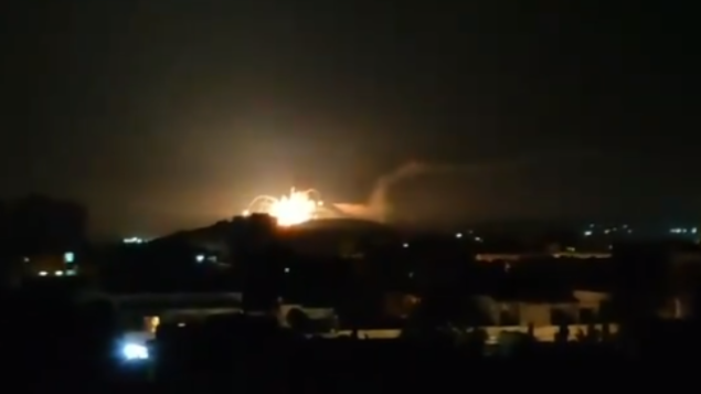 تصویر: در فیلم، یک انفجار عظیم بر فراز آسمان دمشق که ظاهرا در فاصله شب سه‌شنبه تا بامداد چهارشنبه گرفته شده مشاهده میشود، ۲۰ نوامبر ۲۰۱۹. (video screenshot)