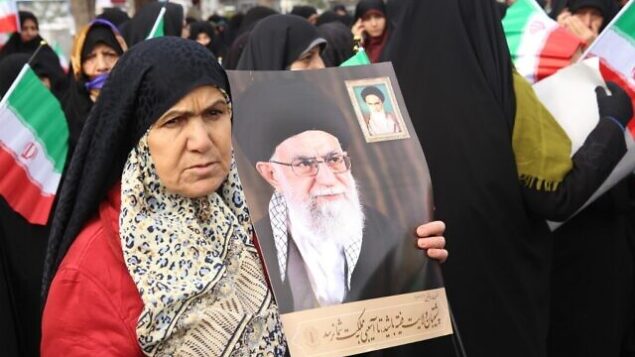تصویر: حامیان دولت ایران حین تظاهرات در ۲۰ نوامبر ۲۰۱۹ در حمایت از مقامات جمهوری اسلامی و ولی فقیه، آیت الله علی خامنه ای (پوستر)، در شهر مرکزی اراک، جنوب غربی تهران، پایتخت، (STR / AFP) تصویر: حامیان دولت ایران حین تظاهرات در ۲۰ نوامبر ۲۰۱۹ در حمایت از مقامات جمهوری اسلامی و ولی فقیه، آیت الله علی خامنه ای (پوستر)، در شهر مرکزی اراک، جنوب غربی تهران، پایتخت، (STR / AFP)