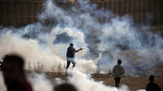 تصویر: فلسطینیان در امتداد مرز اسرائیل، شرق «بوریج»، ناحیه مرکزی نوار غزه، با سربازان اسرائیل درگیر شدند، ۶ دسامبر ۲۰۱۹. (Mahmud Hams/AFP) تصویر: فلسطینیان در امتداد مرز اسرائیل، شرق «بوریج»، ناحیه مرکزی نوار غزه، با سربازان اسرائیل درگیر شدند، ۶ دسامبر ۲۰۱۹. (Mahmud Hams/AFP)