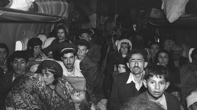 تصویر: عکسی که هواپیمای مملو از یهودیان عراقی هنگام ورد به فرودگاه «لاد»، خارج از شهر تل آویو، در ۱۹۵۱ گرفته شده است. (Teddy Brauner, GPO)