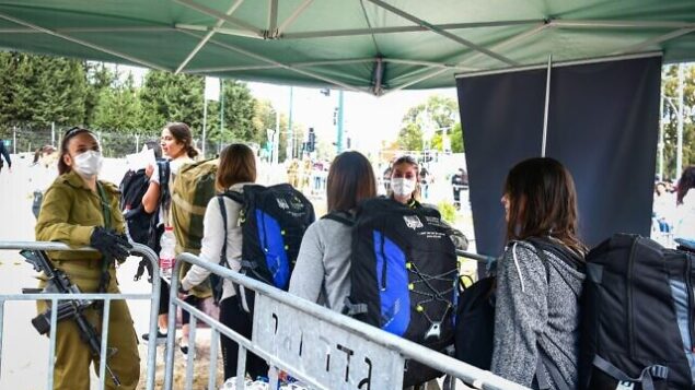 Young Israelis arrive to the Israeli army recruitment center at Tel Hashomer, outside of Tel Aviv on March 17, 2020. Photo by Flash90 *** Local Caption ***   áñéñ ÷ìéèä åîéåï úì äùåîø   âéåñ 
âéåñéí
çééì
çééìéí
áñéñ
÷åøåðä
åéøåñ