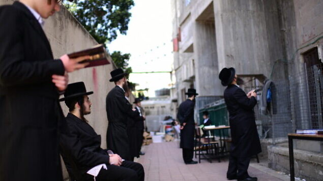 Ultra orthodox jewish men pray outside a closed yeshiva in the Ultra orthodox town of Bnei Brak on March 26, 2020. The government ordered on a partial lockdown, which went into effect last night, in order to prevent the spread of the Coronavirus. Photo by Tomer Neuberg/Flash90 *** Local Caption *** çøãé
áðé áø÷
çøãé
÷åøåðä
åéøåñ
éùéáä
ñâåøä
úôéìä Ultra orthodox jewish men pray outside a closed yeshiva in the Ultra orthodox town of Bnei Brak on March 26, 2020. The government ordered on a partial lockdown, which went into effect last night, in order to prevent the spread of the Coronavirus. Photo by Tomer Neuberg/Flash90 *** Local Caption *** çøãé
áðé áø÷
çøãé
÷åøåðä
åéøåñ
éùéáä
ñâåøä
úôéìä