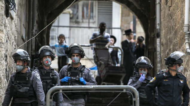 Police officers at a synagogue in the ultra orthodox Jewish neighborhood of Meah Shearim as they close shops and disperse public gatherings following the government's decisions, in an effort to contain the spread of the coronavirus. March 30, 2020. Photo by Olivier Fitoussi/Flash90 *** Local Caption *** מאה שערים
משטרה
ירושלים
קורונה
הסגר
חלקי
חרדים Police officers at a synagogue in the ultra orthodox Jewish neighborhood of Meah Shearim as they close shops and disperse public gatherings following the government's decisions, in an effort to contain the spread of the coronavirus. March 30, 2020. Photo by Olivier Fitoussi/Flash90 *** Local Caption *** מאה שערים
משטרה
ירושלים
קורונה
הסגר
חלקי
חרדים