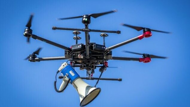 This picture taken on April 4, 2020, shows a drone used by police to control people and to ask them to respect social distances at a shopping boulevard in Heerlen, the Netherlands, on April 4, 2020. - The drone with a built-in speaker was used in the parking lots and in the areas around the boulevard in order to prevent the spread of the coronavirus causing the Covid-19 disease. (Photo by Marcel VAN HOORN / ANP / AFP) / Netherlands OUT This picture taken on April 4, 2020, shows a drone used by police to control people and to ask them to respect social distances at a shopping boulevard in Heerlen, the Netherlands, on April 4, 2020. - The drone with a built-in speaker was used in the parking lots and in the areas around the boulevard in order to prevent the spread of the coronavirus causing the Covid-19 disease. (Photo by Marcel VAN HOORN / ANP / AFP) / Netherlands OUT