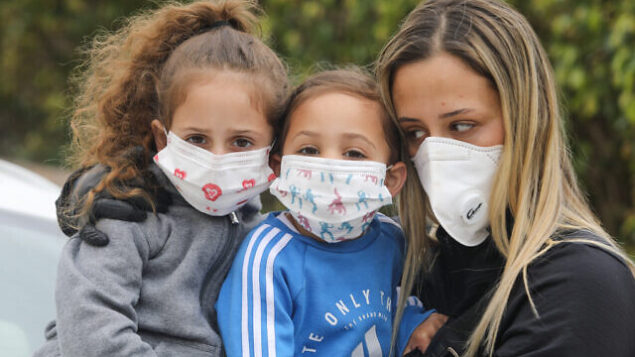 A family wears face masks for fear of the coronavirus, on March 18, 2020. Photo by Yossi Aloni/Flash90 *** Local Caption *** וירוס
קורונה
מגפה
אישה
מסכה
ילדים A family wears face masks for fear of the coronavirus, on March 18, 2020. Photo by Yossi Aloni/Flash90 *** Local Caption *** וירוס
קורונה
מגפה
אישה
מסכה
ילדים