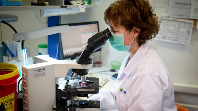 Technicians carry out a diagnostic test for coronavirus in a lab at Leumit Health Care Services branch in Or Yehuda, on March 19, 2020. Photo by Flash90 *** Local Caption *** åéøåñ
÷åøåðä
îòáãä
áãé÷åú
áåã÷éí
ãâéîåú
÷åôú çåìéí
ìàåîéú
àåø éäåãä Technicians carry out a diagnostic test for coronavirus in a lab at Leumit Health Care Services branch in Or Yehuda, on March 19, 2020. Photo by Flash90 *** Local Caption *** åéøåñ
÷åøåðä
îòáãä
áãé÷åú
áåã÷éí
ãâéîåú
÷åôú çåìéí
ìàåîéú
àåø éäåãä