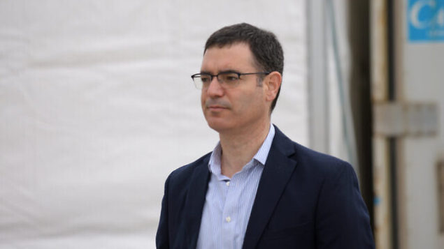 Ministry of Health CEO Moshe Bar Siman Tov is seen at a drive-through site for Coronavirus testing samples collection, in Tel Aviv, on March 20, 2020. Photo by Gili Yaari/Flash90 *** Local Caption *** קורונה
וירוס
מגיפה
מגן דוד אדום
צוות רפואי
הצלה
דרייב אין
תחנת בדיקה
בדיקות
נשאים
מנכל משרד הבריאות
משה בר סימן טוב Ministry of Health CEO Moshe Bar Siman Tov is seen at a drive-through site for Coronavirus testing samples collection, in Tel Aviv, on March 20, 2020. Photo by Gili Yaari/Flash90 *** Local Caption *** קורונה
וירוס
מגיפה
מגן דוד אדום
צוות רפואי
הצלה
דרייב אין
תחנת בדיקה
בדיקות
נשאים
מנכל משרד הבריאות
משה בר סימן טוב