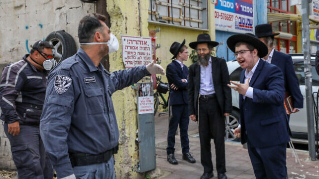 Israeli police officers arrive to close synagogues in the city of Bnei Brak on April 1, 2020. following the government's decisions, in an effort to contain the spread of the coronavirus. Photo by Yossi Zamir/Flash90 *** Local Caption *** קורונה
וירוס
בני ברק
סגר
סגור
בית כנסת
סוגרים
מרתחים
ריתוח