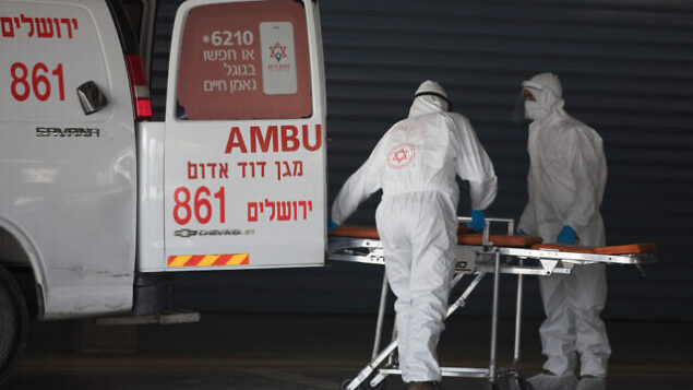 Magen David Adom workers wearing protective clothing, as a preventive measure against the coronavirus evacuate a patient with suspicion to coronavirus outside the new coronavirus unit at Shaare Zedek hospital in Jerusalem on April 3, 2020. Photo by Nati Shohat/Flash90 *** Local Caption *** קורונה
בית חולים
שערי צדק
וירוס Magen David Adom workers wearing protective clothing, as a preventive measure against the coronavirus evacuate a patient with suspicion to coronavirus outside the new coronavirus unit at Shaare Zedek hospital in Jerusalem on April 3, 2020. Photo by Nati Shohat/Flash90 *** Local Caption *** קורונה
בית חולים
שערי צדק
וירוס