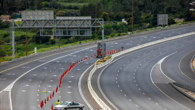 Police at a temporary "checkpoint" on road number 1 outside Jerusalem on April 9, 2020, to check if people are not disobeying the governments orders on a lockdown, in order to prevent the spread of the Coronavirus.
Photo by Olivier Fitoussi/Flash90 *** Local Caption *** ???
??? ???
?????
??????
????
???
??? ?? Police at a temporary "checkpoint" on road number 1 outside Jerusalem on April 9, 2020, to check if people are not disobeying the governments orders on a lockdown, in order to prevent the spread of the Coronavirus.
Photo by Olivier Fitoussi/Flash90 *** Local Caption *** ???
??? ???
?????
??????
????
???
??? ??
