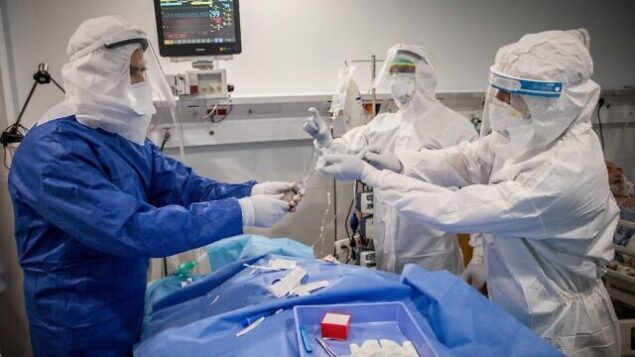 Mayanei Hayeshua Medical team treat a patient with coronavirus disease (COVID-19) at the coronavirus unit, in Mayanei Hayeshua Medical Center, Bnei Brak, Israel, April 13, 2020. Photo by Nati Shohat/Flash90 *** Local Caption *** מחלקה
חולה
בני ברק
מעייני הישועה
מחלקת
קורונה
וירוס
חולה
חולים Mayanei Hayeshua Medical team treat a patient with coronavirus disease (COVID-19) at the coronavirus unit, in Mayanei Hayeshua Medical Center, Bnei Brak, Israel, April 13, 2020. Photo by Nati Shohat/Flash90 *** Local Caption *** מחלקה
חולה
בני ברק
מעייני הישועה
מחלקת
קורונה
וירוס
חולה
חולים