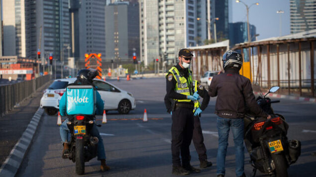 Israeli police officers and Israeli soldiers close Begin road, near the entrance to Ramat Gan in Tel Aviv. April 14, 2020. All intercity travel has been banned until Thursday morning. Photo by Miriam Alster/Flash90 *** Local Caption *** תל אביב
איילון
סגר
חיילים
שוטרים Israeli police officers and Israeli soldiers close Begin road, near the entrance to Ramat Gan in Tel Aviv. April 14, 2020. All intercity travel has been banned until Thursday morning. Photo by Miriam Alster/Flash90 *** Local Caption *** תל אביב
איילון
סגר
חיילים
שוטרים