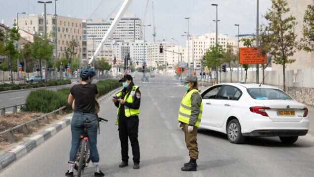 Police at a temporary "checkpoint"  in Jerusalem on April 15, 2020, to check if people are not disobeying the governments orders on a lockdown, in order to prevent the spread of the Coronavirus.  
Photo by Olivier Fitoussi/Flash90
 *** Local Caption *** ??????
??? ???
???? ??????
???????