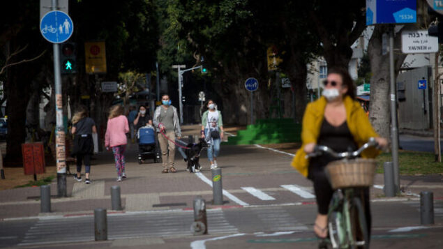 People wear protective masks to protect themselves from the Coronavirus, in Tel Aviv, on April 18, 2020. Photo by Miriam Alster/FLASH90 *** Local Caption *** ?? ????
?????? People wear protective masks to protect themselves from the Coronavirus, in Tel Aviv, on April 18, 2020. Photo by Miriam Alster/FLASH90 *** Local Caption *** ?? ????
??????