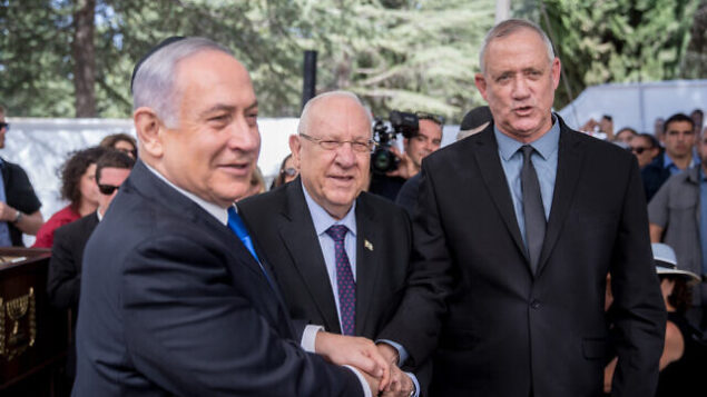 President Reuven Rivlin, Prime Minister Benjamin Netanyahu, and Blue and White leader Benny Gantz, shake hands at the memorial ceremony for the late President Shimon Peres, at the Mount Herzl cemetery in Jerusalem, on September 19, 2019. Photo by Yonatan Sindel/Flash90 *** Local Caption *** נתניהו
בני גנץ
ראובן ריבלין
הר הרצל
טקס אזכרה
שמעון פרס President Reuven Rivlin, Prime Minister Benjamin Netanyahu, and Blue and White leader Benny Gantz, shake hands at the memorial ceremony for the late President Shimon Peres, at the Mount Herzl cemetery in Jerusalem, on September 19, 2019. Photo by Yonatan Sindel/Flash90 *** Local Caption *** נתניהו
בני גנץ
ראובן ריבלין
הר הרצל
טקס אזכרה
שמעון פרס