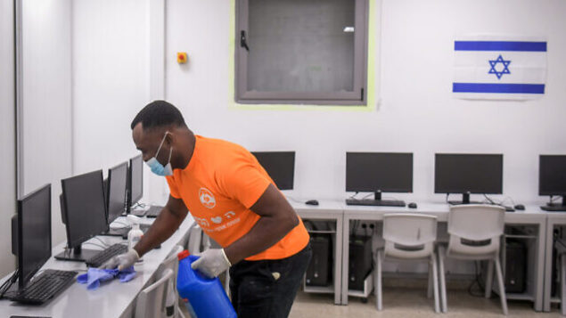 Workers clean a classroom at Luba Eliav primary school in Rishon Lezion on April 30, 2020. Photo by Flash90 *** Local Caption *** ìéîåãéí
çæøä
ìåáä
àìéàá
ëéúä
÷åøåðä
åéøåñ Workers clean a classroom at Luba Eliav primary school in Rishon Lezion on April 30, 2020. Photo by Flash90 *** Local Caption *** ìéîåãéí
çæøä
ìåáä
àìéàá
ëéúä
÷åøåðä
åéøåñ