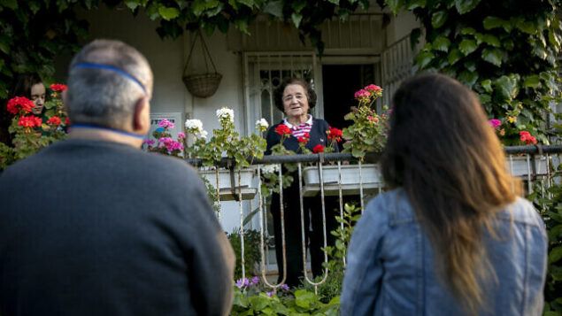 A son accompagned by his daughter stand 2 meters of his mother balconny as he meets with her in Jerusalem during the coronavirus pandemic, on April 30, 2020.
Photo by Olivier Fitoussi/Flash90 *** Local Caption *** ירושלים
קורונה
מסכה A son accompagned by his daughter stand 2 meters of his mother balconny as he meets with her in Jerusalem during the coronavirus pandemic, on April 30, 2020.
Photo by Olivier Fitoussi/Flash90 *** Local Caption *** ירושלים
קורונה
מסכה