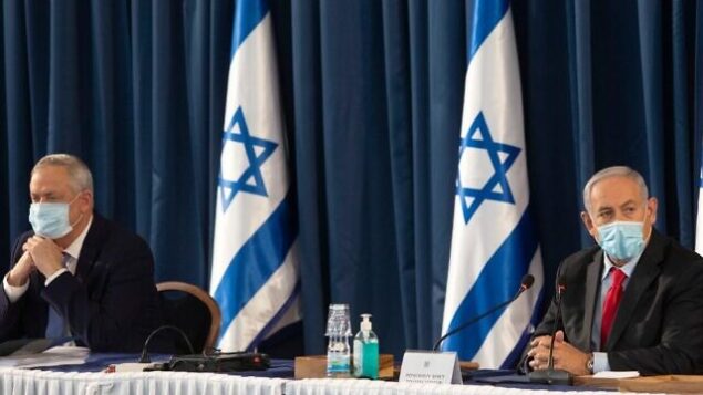 Israeli Prime Minister Benjamin Netanyahu (R) and alternate-PM and Defence Minister Benny Gantz attend the weekly cabinet meeting in Jerusalem, on June 14, 2020. (Photo by Sebastian Scheiner / POOL / AFP)