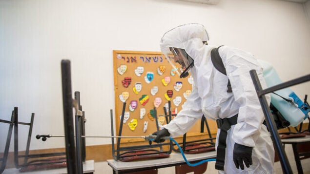 Cleaning workers disinfect a classroom at the Gymnasia Rehavia high school in Jerusalem on June 3, 2020. Photo by Yonatan Sindel/Flash90 *** Local Caption *** קורונה
וירוס
ניקוי
עובדים
בניין
חיטוי
גימנסיה
גמנסיה
בית ספר Cleaning workers disinfect a classroom at the Gymnasia Rehavia high school in Jerusalem on June 3, 2020. Photo by Yonatan Sindel/Flash90 *** Local Caption *** קורונה
וירוס
ניקוי
עובדים
בניין
חיטוי
גימנסיה
גמנסיה
בית ספר
