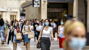 Jerusalemites walk and shopp at the Mamilla Mall near Jerusalem's Old City on June 04, 2020. Shops are allowed to reopen with strict measures such as limiting the number of customers on the premises and wearing face masks and temperature measurment of all customers at the entrance. Photo by Olivier Fitoussi/Flash90 *** Local Caption *** וירוס
קורונה
מגפה
ירושלים
העיר העתיקה
ממילא