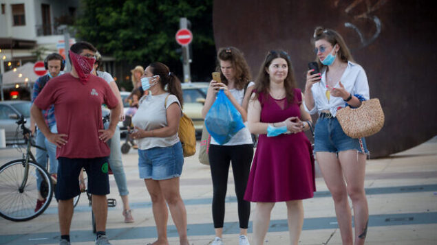 Israelis, some wearing protective face masks and some not, in Tel Aviv on June 9, 2020. Photo by Miriam Alster/Flash90 *** Local Caption *** תל אביב
מסכות
מסכה
יומיומי Israelis, some wearing protective face masks and some not, in Tel Aviv on June 9, 2020. Photo by Miriam Alster/Flash90 *** Local Caption *** תל אביב
מסכות
מסכה
יומיומי