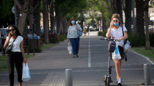 Israelis, some wearing protective face masks and some not, in Tel Aviv on June 9, 2020. Photo by Miriam Alster/Flash90 *** Local Caption *** ?? ????
?????
????
???????