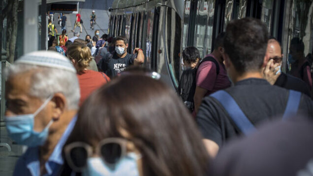 Jerusalemites wearing face masks for fear of coronavirus walk  in Jerusalem City center after the government eased some lockdown measures that it had imposed in order to stop the spread of the coronavirus, on June 16, 2020.
Photo by Olivier Fitoussi/Flash90 *** Local Caption *** ירושלים
קורונה 
וירוס
יפו
מירכז העיר