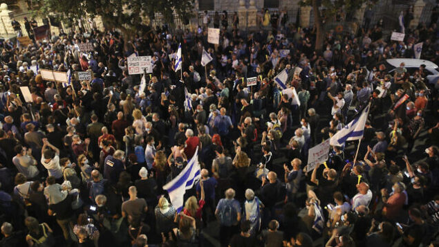 Israeli protestors protest against Israeli prime minister Benjamin Netanyahu outside PM Netanyahu's house in Jerusalem, June 27, 2020. Photo by Yonatan Sindel/FLASH90 *** Local Caption *** שמאל
עצורים
משטרה
ירושלים
הפגנה