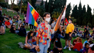 People take part in a rally to mark the annual Gay Pride Parade under restrictions following the spread of the coronavirus, in Jerusalem, on June 28, 2020. Photo by Olivier Fitoussi/Flash90 *** Local Caption *** מצעד הגאווה
להטב
אבטחה
משטרה
בידוק בטחוני