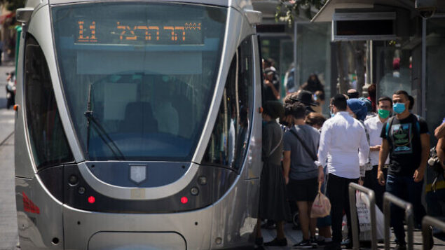 People walk with face masks on Jaffa Street in downtown Jerusalem on June 28, 2020. Photo by Yonatan Sindel/Flash90 *** Local Caption *** ÷åøåðä
øçåá
éôå
éøåùìéí
÷åøåðä
åéøåñ
îñéëåú
ôðéí
àðùéí People walk with face masks on Jaffa Street in downtown Jerusalem on June 28, 2020. Photo by Yonatan Sindel/Flash90 *** Local Caption *** ÷åøåðä
øçåá
éôå
éøåùìéí
÷åøåðä
åéøåñ
îñéëåú
ôðéí
àðùéí