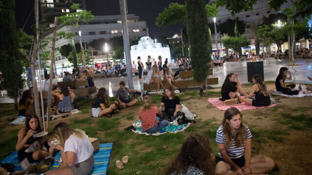 Israelis have picnics on Dizengoff square in Tel Aviv, as all restaurants, cafes and bars are still closed, except for take out and deliveries, in order to prevent the spread of the Coronavirus. May 20, 2020. Photo by Miriam Alster/Flash90 *** Local Caption *** כיכר דיזנגוף
חיי לילה
תל אביב
קורונה