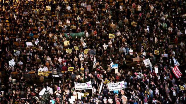 Self-employed from hospitality, tourism and arts industries protest at Rabin Square in Tel Aviv, calling for financial support from the Israeli government on July 11, 2020. Photo by Miriam Alster/Flash90 *** Local Caption *** äôâðä
ëìëìä
÷åøåðä
úééøåú
ëéëø øáéï
òöîàé
òöîàééí
ëìëìä