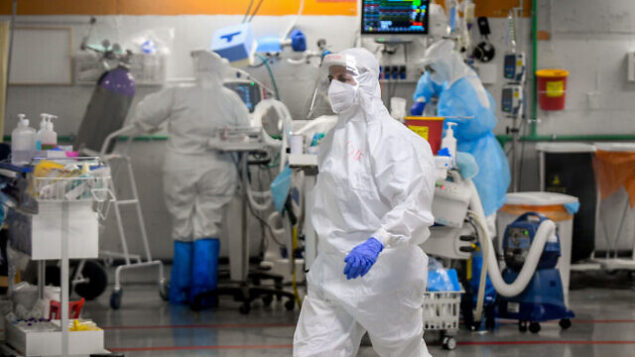 Sheba Medical Center team at the Coronavirus isolation ward of Sheba Medical Center unit, in Ramat Gan, July 20, 2020. Photo by Yossi Zeliger/Flash90 *** Local Caption *** מחלקה
חולה
רמת גן
שיבא
מחלקת
קורונה
וירוס
חולה
חולים
