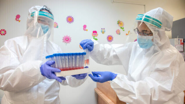 Health care workers take test samples of Israelis to check if they have been infected with the Coronavirus, in Modiin Illit, on July 29, 2020. Photo by Yossi Aloni/FLASH90 *** Local Caption *** ????? ?????? ???? ????? 
?????? ?????