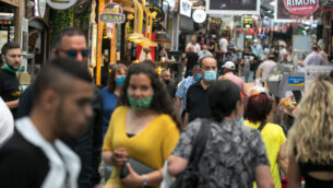 Israelis shop at the Mahane Yehuda market in Jerusalem on June 03, 2020. Photo by Olivier Fitoussi/Flash90 *** Local Caption *** שוק מחנה יהודה
ירושלים
כלכלה