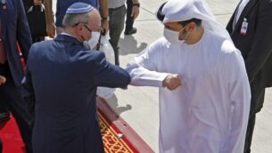 Israeli National Security Advisor Meir Ben-Shabbat elbow bumps with an Emirati official ahead of boarding the plane before leaving Abu Dhabi, United Arab Emirates September 1, 2020. REUTERS/Nir Elias/Pool (Photo by NIR ELIAS / POOL / AFP)