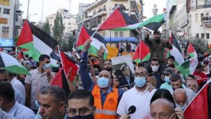 Palestinians protest in Ramallah in the occupied West Bank against Israeli normalisation deals with the United Arab Emirates and Bahrain on September 15, 2020, hours ahead of a signing ceremony at the White House. - The decision by the UAE and Bahrain to normalise ties with Israel breaks with decades of consensus within the Arab world that a peace deal with the Palestinians is a prerequisite for establishing relations with the Jewish state. (Photo by JAAFAR ASHTIYEH / AFP)