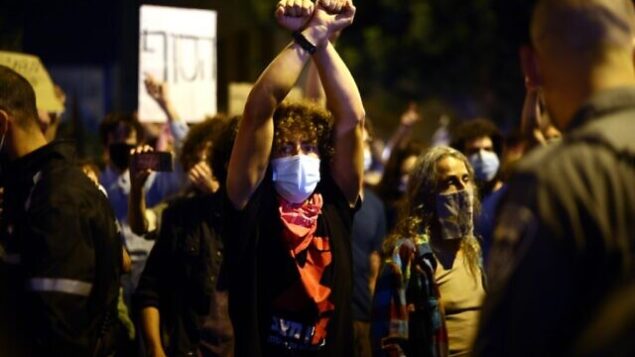 Israeli protesters gather during a demonstration amid a second lockdown in front of Prime Minister Benjamin Netanyahu's residence in Jerusalem, on September 26, 2020, to protest the government's handling of the COVID-19 pandemic. - Thousands of Israelis gathered in Jerusalem to demand the resignation of Prime Minister Benjamin Netanyahu, a day after the country tightened its lockdown aimed at slowing coronavirus spread. (Photo by Emmanuel DUNAND / AFP) Israeli protesters gather during a demonstration amid a second lockdown in front of Prime Minister Benjamin Netanyahu's residence in Jerusalem, on September 26, 2020, to protest the government's handling of the COVID-19 pandemic. - Thousands of Israelis gathered in Jerusalem to demand the resignation of Prime Minister Benjamin Netanyahu, a day after the country tightened its lockdown aimed at slowing coronavirus spread. (Photo by Emmanuel DUNAND / AFP)