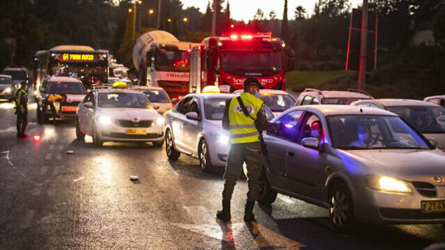 Israeli police seen at the entrance to the neighborhood of Ramot in Jerusalem as Israel enforces a lockdown; a night curfew, applied to some 40 cities all over Israel which have been badly affected by the Coronavirus. September 13, 2020. Photo by Yonatan Sindel/Flash90 *** Local Caption *** סגר
קורונה
רמות