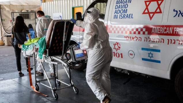 Magen David Adom workers wearing protective clothing outside the coronavirus unit at Shaare Zedek hospital in Jerusalem on September 14, 2020. Photo by Nati Shohat/Flash90 *** Local Caption *** קורונה
בית חולים
שערי צדק
וירוס
לבן
לבושים
מפנים
מד"א Magen David Adom workers wearing protective clothing outside the coronavirus unit at Shaare Zedek hospital in Jerusalem on September 14, 2020. Photo by Nati Shohat/Flash90 *** Local Caption *** קורונה
בית חולים
שערי צדק
וירוס
לבן
לבושים
מפנים
מד"א