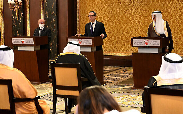 تصویر: «مئر بن-شبات»، مشاور امنیت ملی (چپ)، رأس هیئت اسرائیلی و «عبداللطیف بن رشید الزیانی»، وزیر خارجه بحرین، در کنار «استیون منوهین» وزیر خزانه داری ایالات متحده (وسط)، با امضای پیمان در منامه، به روابط دیپلماتیک میان دو کشور رسمیت می بخشند، ۱۸ اکتبر ۲۰۲۰. (Ronen Zvulun/Pool/AFP)
Photo credit: Matty Stern? U.S. Embassy Jerusalem تصویر: «مئر بن-شبات»، مشاور امنیت ملی (چپ)، رأس هیئت اسرائیلی و «عبداللطیف بن رشید الزیانی»، وزیر خارجه بحرین، در کنار «استیون منوهین» وزیر خزانه داری ایالات متحده (وسط)، با امضای پیمان در منامه، به روابط دیپلماتیک میان دو کشور رسمیت می بخشند، ۱۸ اکتبر ۲۰۲۰. (Ronen Zvulun/Pool/AFP)
Photo credit: Matty Stern? U.S. Embassy Jerusalem