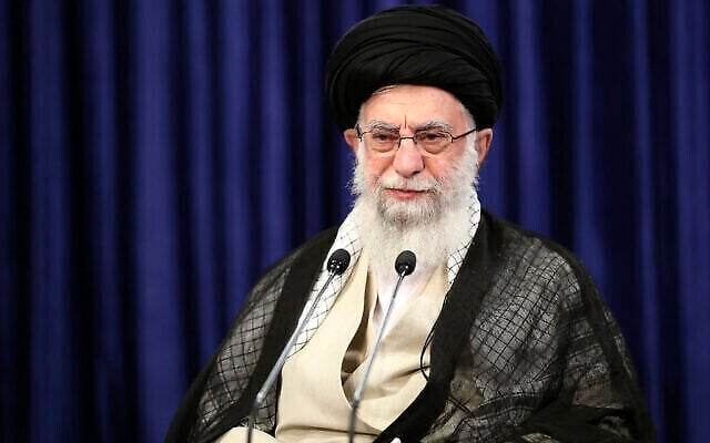 تصویر: در عکس بالا که در وبسایت رسمی بیت ولی فقیه ایران منتشر شده، آیت الله علی خامنه ولی فقیه حین گفتگو در کنفرانس ویدئویی با مقامات وزارت آموزش و پرورش دیده میشود، تهران، ایران، ۱ سپتامبر ۲۰۲۰.
(Office of the Iranian Supreme Leader via AP) تصویر: در عکس بالا که در وبسایت رسمی بیت ولی فقیه ایران منتشر شده، آیت الله علی خامنه ولی فقیه حین گفتگو در کنفرانس ویدئویی با مقامات وزارت آموزش و پرورش دیده میشود، تهران، ایران، ۱ سپتامبر ۲۰۲۰.
(Office of the Iranian Supreme Leader via AP)