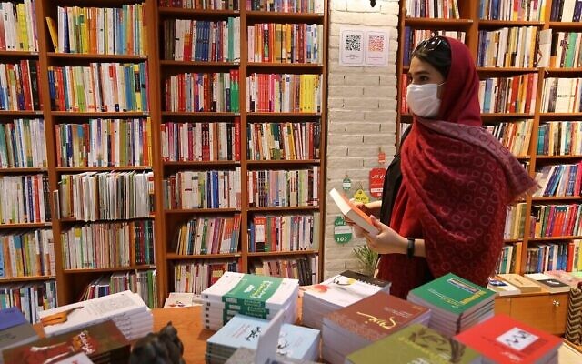تصویر: زنی در یک کتابفروشی در خیابان انقلاب، تهران، پایتخت ایران، کتابی برداشته و در دست گرفته است، ۸ سپتامبر ۲۰۲۰. (ATTA KENARE / AFP) تصویر: زنی در یک کتابفروشی در خیابان انقلاب، تهران، پایتخت ایران، کتابی برداشته و در دست گرفته است، ۸ سپتامبر ۲۰۲۰. (ATTA KENARE / AFP)