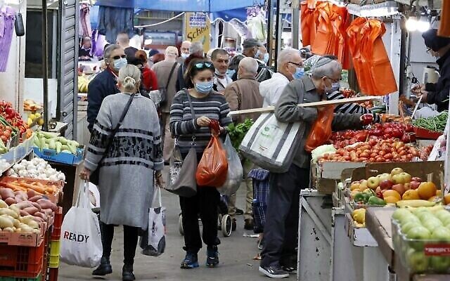 تصویر: مردم اسرائیل که بعلت پاندمی کوئید ۱۹ ماسک به صورت دارند، در بازار مرکزی نتانیا، پیش از شروع تعطیل سراسری سوم، به خرید مشغول اند، ۲۷ دسامبر ۲۰۲۰. (JACK GUEZ / AFP) تصویر: مردم اسرائیل که بعلت پاندمی کوئید ۱۹ ماسک به صورت دارند، در بازار مرکزی نتانیا، پیش از شروع تعطیل سراسری سوم، به خرید مشغول اند، ۲۷ دسامبر ۲۰۲۰. (JACK GUEZ / AFP)