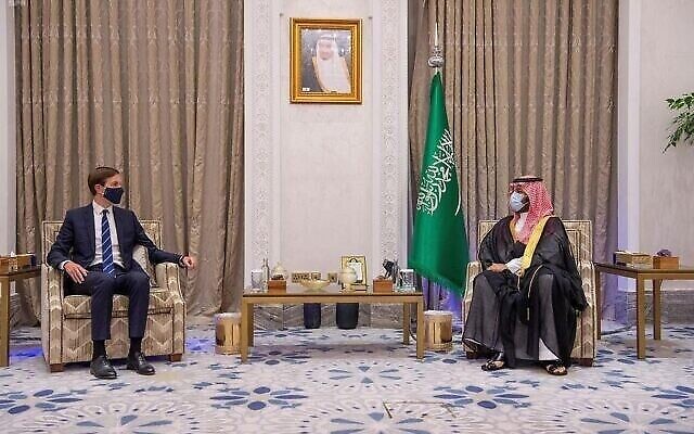 تصویر: محمد بن سلمان ولیعهد عربستان سعودی، راست، در دیدار با جراد کوشنر مشاور ریاست جمهوری ایالات متحده در ریاض، عربستان سعودی، ۱ سپتامبر ۲۰۲۰. (Saudi Press Agency via AP) تصویر: محمد بن سلمان ولیعهد عربستان سعودی، راست، در دیدار با جراد کوشنر مشاور ریاست جمهوری ایالات متحده در ریاض، عربستان سعودی، ۱ سپتامبر ۲۰۲۰. (Saudi Press Agency via AP)
