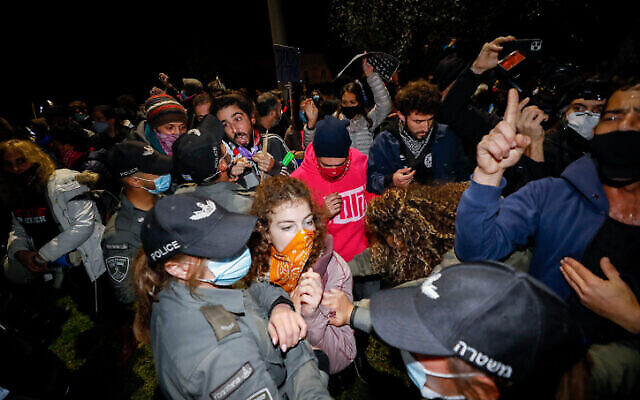 Police clash with Israelis protesting against Israeli prime minister Benjamin Netanyahu, in Jerusalem, on December 05, 2020. Photo by Olivier Fitoussi/Flash90 *** Local Caption ***