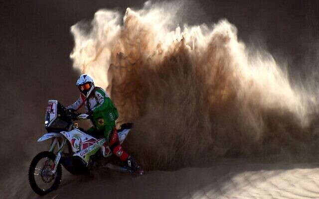 تصویر تزئینی: «پیر شرپین»، اتوموبیلران فرانسوی، ۵۲ ساله، حین رقابت در مرحله دوم در مسابقات «داکار۲۰۲۱»، ۴ ژانویه ۲۰۲۱. (FRANCK FIFE / AFP)